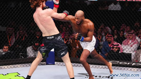 2 月 1 日:(右起)英格兰选手迈克尔・佩奇在 UFC 格斗之夜赛事的中量级比赛中出拳袭击俄罗斯选手沙拉・马戈梅多夫,该赛事于 2025 年 2 月 1 日在 anb 体育馆举行。